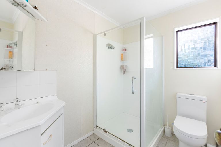 Photo of property in 30 Hoskins Avenue, Hillsborough, Auckland, 1042