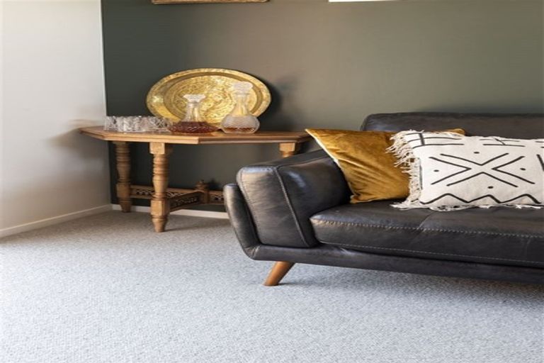 Photo of property in 2 Len Ireland Drive, Kumeu, 0810