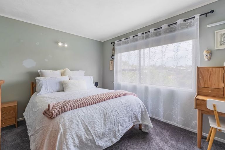 Photo of property in 1/1 Sharon Road, Waiake, Auckland, 0630