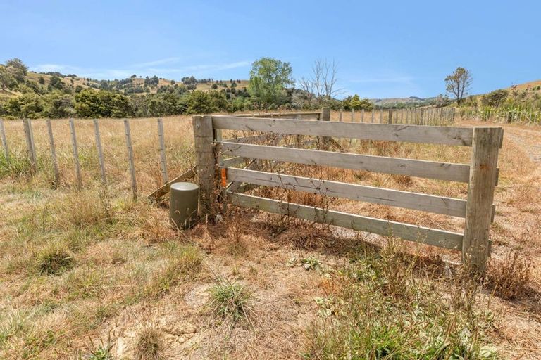 Photo of property in 645 West Coast Road, Oratia, Warkworth, 0604