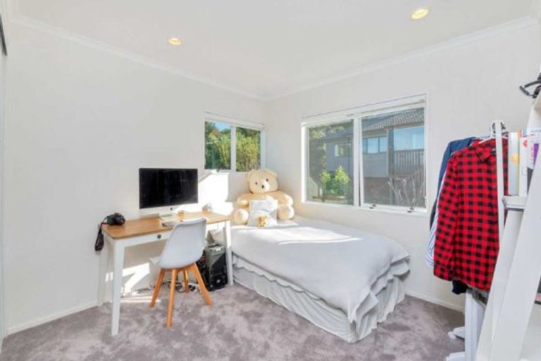 Photo of property in 11 Fulmar Way, Unsworth Heights, Auckland, 0632