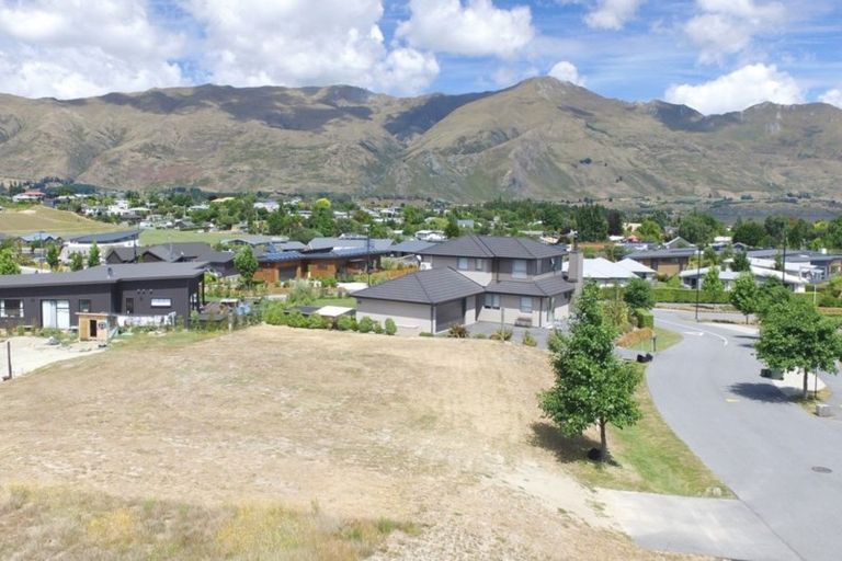 Photo of property in 4 Hoheria Rise, Wanaka, 9305