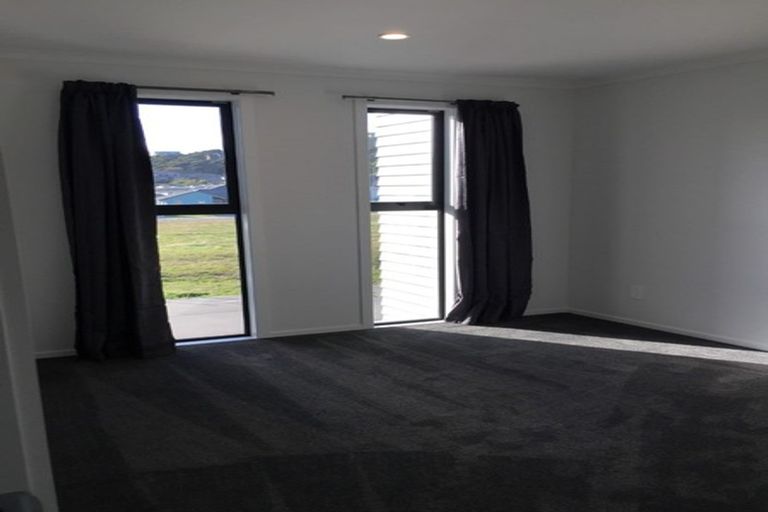 Photo of property in 5a Breakwater Way, Whitby, Porirua, 5024