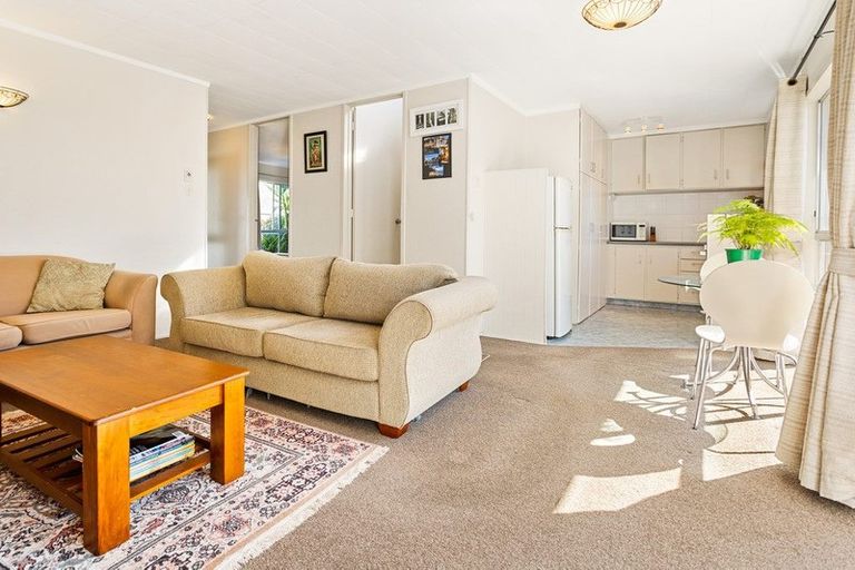 Photo of property in 4/109a Te Atatu Road, Te Atatu South, Auckland, 0610