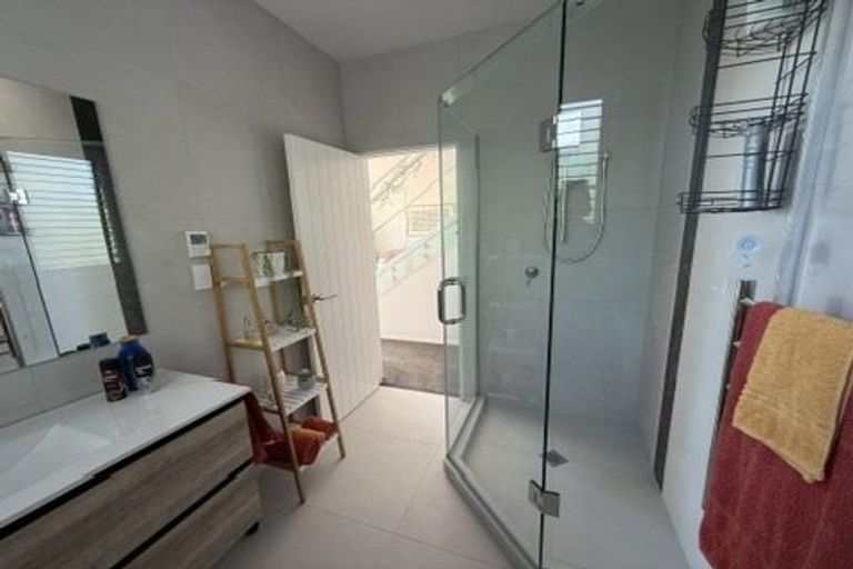 Photo of property in 905e East Coast Road, Northcross, Auckland, 0632