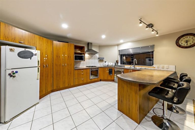 Photo of property in 36 Piper Place, Goodwood Heights, Auckland, 2105