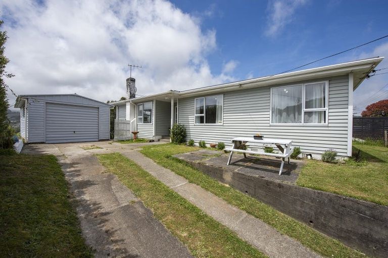 Photo of property in 26 Franklyn Road, Tawa, Wellington, 5028