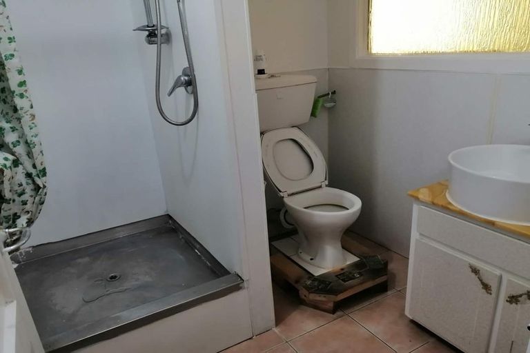 Photo of property in 54 Royal View Road, Te Atatu South, Auckland, 0610