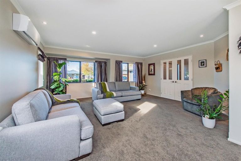 Photo of property in 18 Coolspring Way, Redwood, Christchurch, 8051
