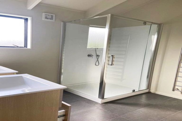 Photo of property in 97 Totaravale Drive, Totara Vale, Auckland, 0629