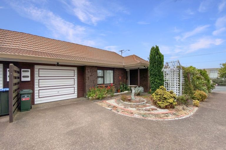 Photo of property in 68 Donovan Street, Blockhouse Bay, Auckland, 0600