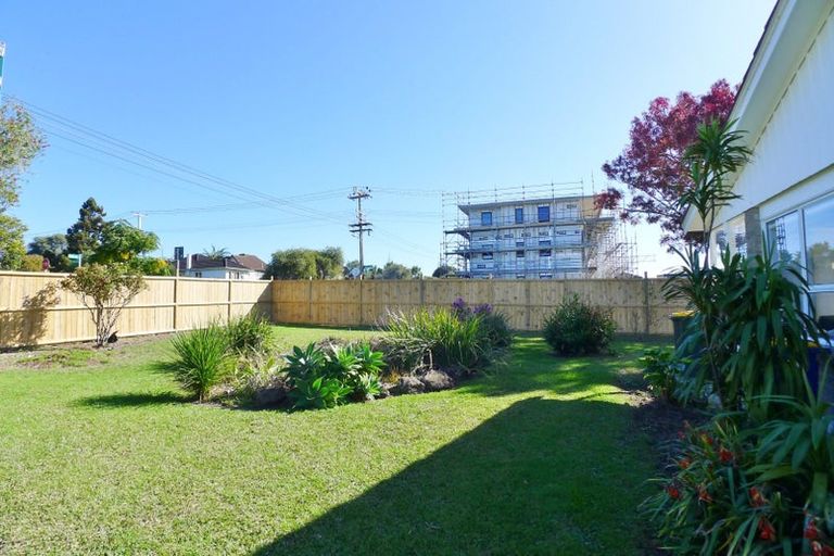 Photo of property in 1/29 Nikau Street, New Lynn, Auckland, 0600