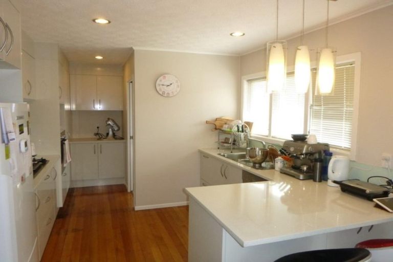 Photo of property in 16 Waione Avenue, Te Atatu Peninsula, Auckland, 0610