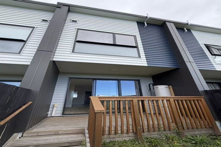 Photo of property in 9/17 Barneys Farm Road, Clendon Park, Auckland, 2103