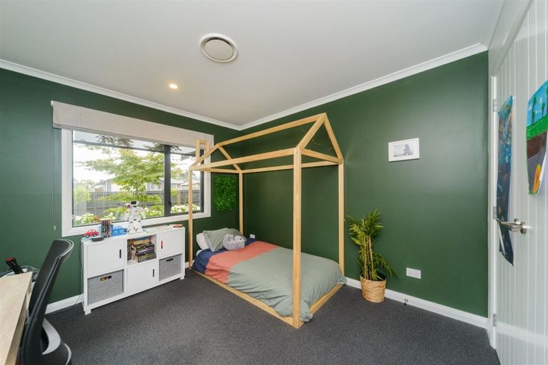 Photo of property in 114 Johnstone Drive, Fitzherbert, Palmerston North, 4410