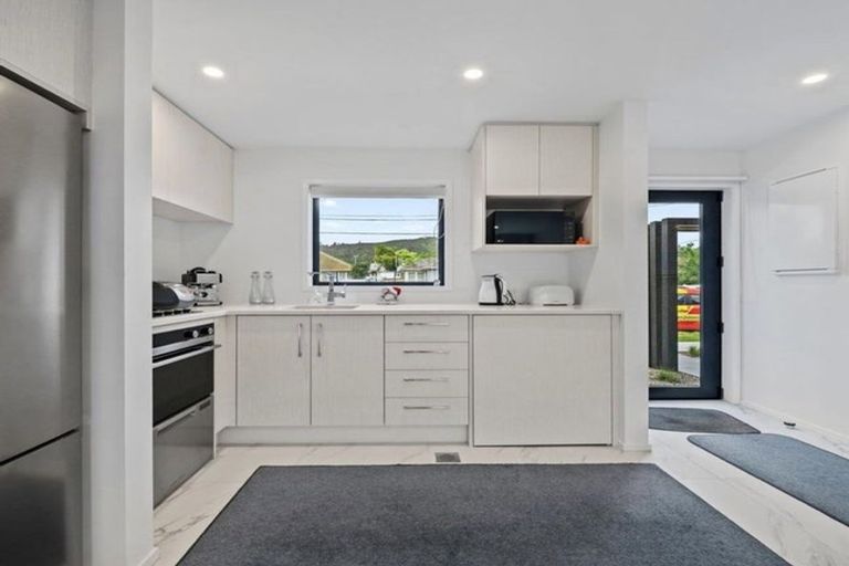 Photo of property in 2/17 Pearce Crescent, Taita, Lower Hutt, 5011