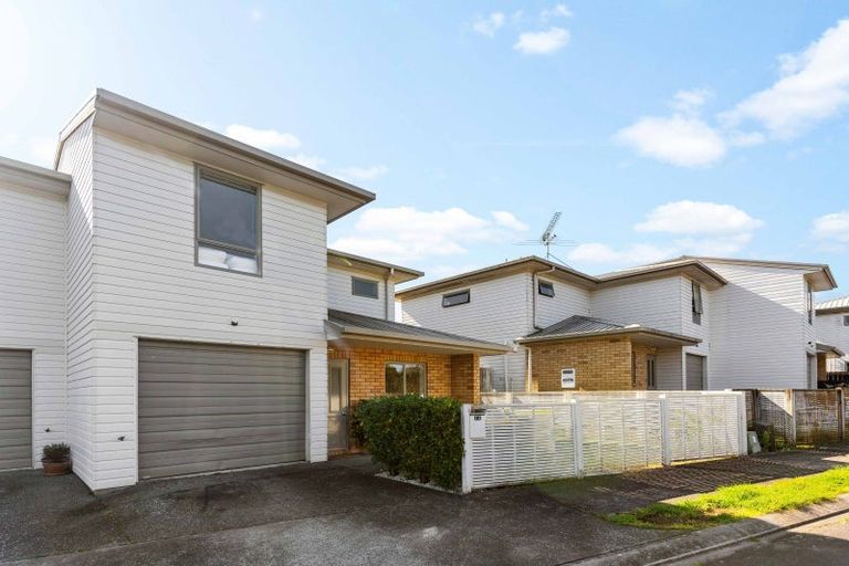 Photo of property in 16 Barnea Circle, Glen Eden, Auckland, 0602