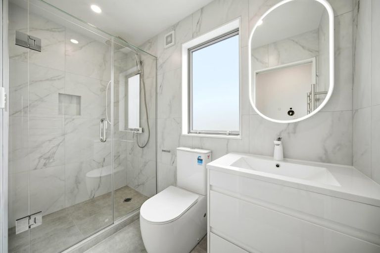 Photo of property in 26e Trojan Crescent, New Lynn, Auckland, 0600