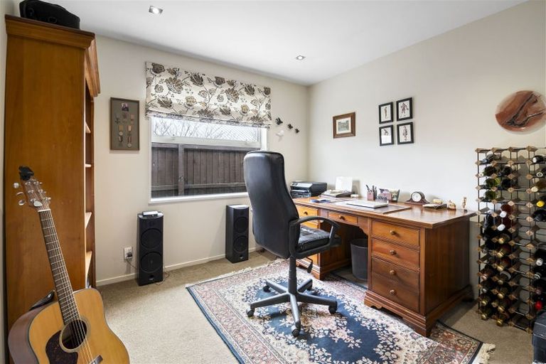 Photo of property in 6 Federer Lane, Bishopdale, Christchurch, 8053