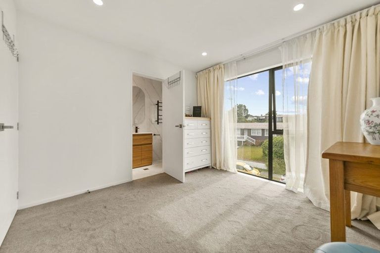 Photo of property in 7/27 Carole Crescent, Pakuranga, Auckland, 2010
