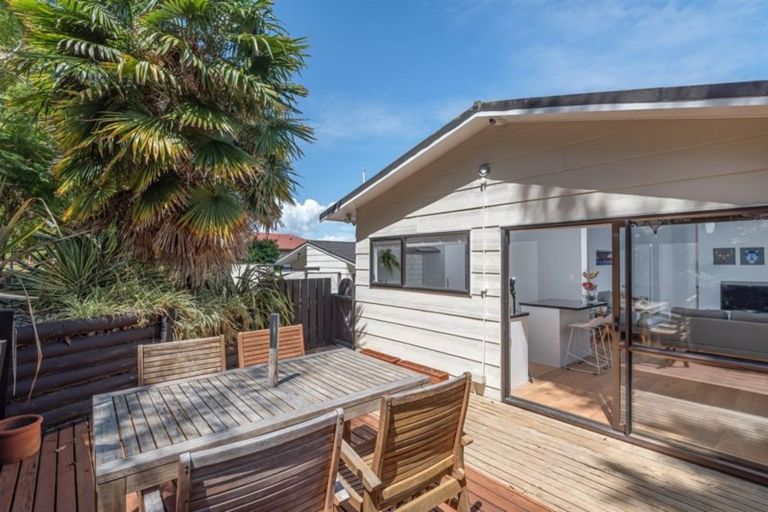 Photo of property in 1/5 Phillipa Place, Browns Bay, Auckland, 0630