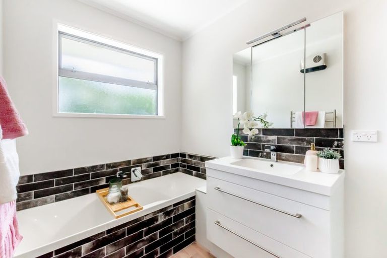 Photo of property in 40 Te Rauparaha Street, Otaki, 5512