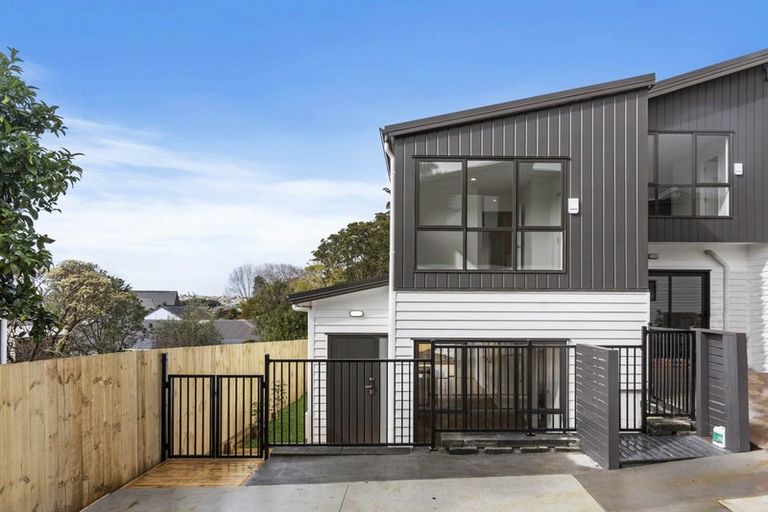 Photo of property in 8e Tahinga Street, Northcote, Auckland, 0627
