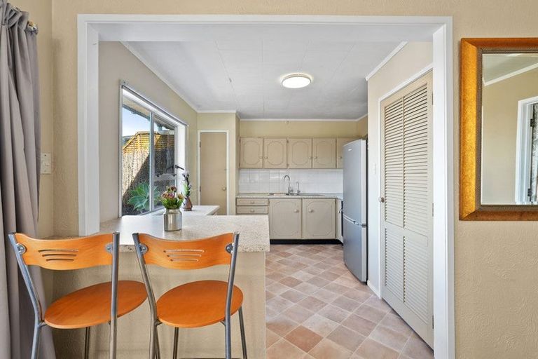 Photo of property in 1/5 Zita Avenue, Matakatia, Whangaparaoa, 0930