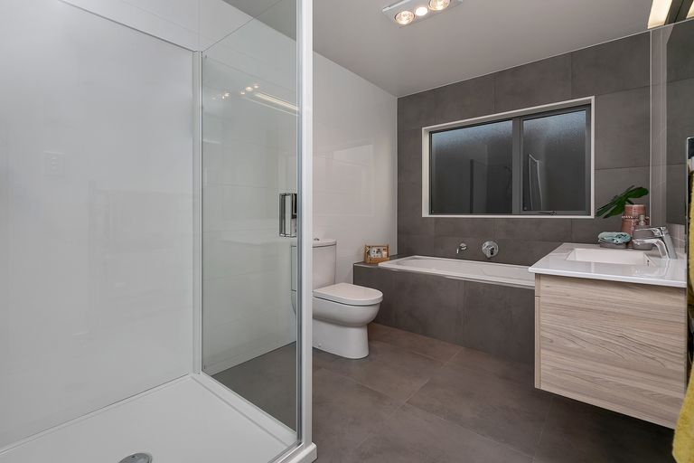 Photo of property in 36 Lumbarda Drive, Kumeu, 0810