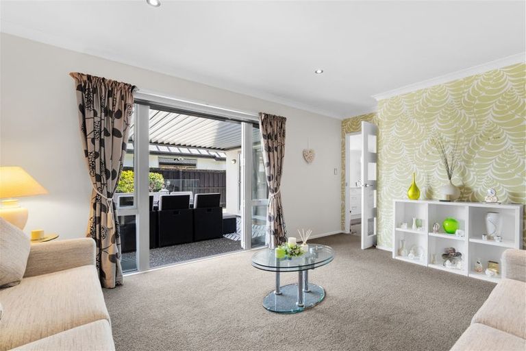 Photo of property in 6 Lakebridge Place, Parklands, Christchurch, 8083