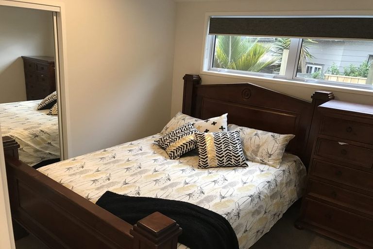 Photo of property in 39 Deverell Place, Northcross, Auckland, 0632