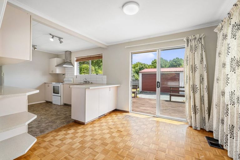 Photo of property in 27 Denniston Crescent, Redwood, Christchurch, 8051