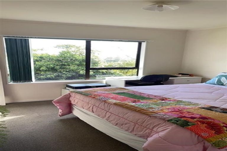 Photo of property in 1/17 Exeter Place, Unsworth Heights, Auckland, 0632