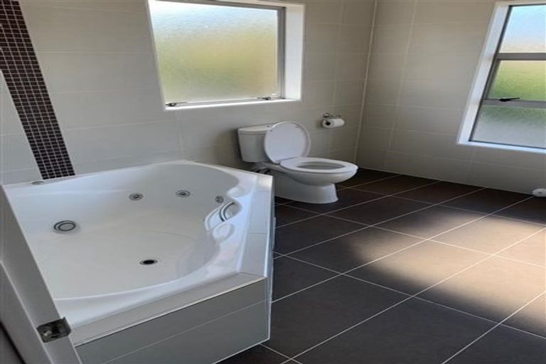 Photo of property in 6 Melmore Place, Pinehill, Auckland, 0632