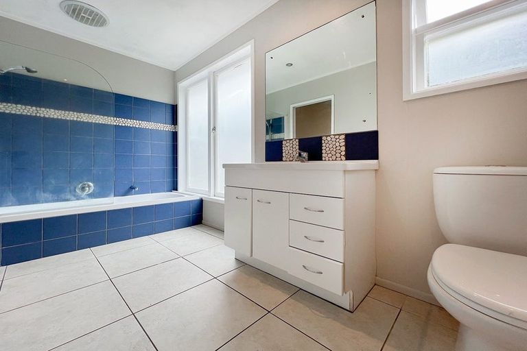 Photo of property in 15 Montana Avenue, Murrays Bay, Auckland, 0630