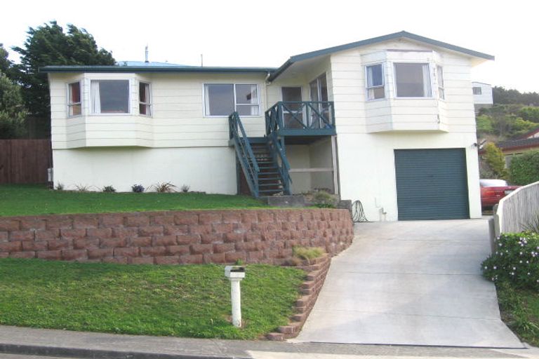 Photo of property in 3 Fernhaven Grove, Newlands, Wellington, 6037