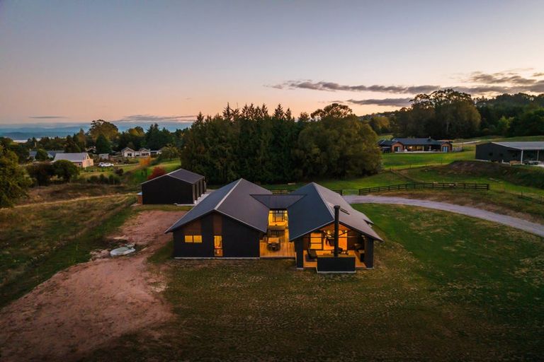 Photo of property in 2 Vickers Way, Acacia Bay, Taupo, 3385