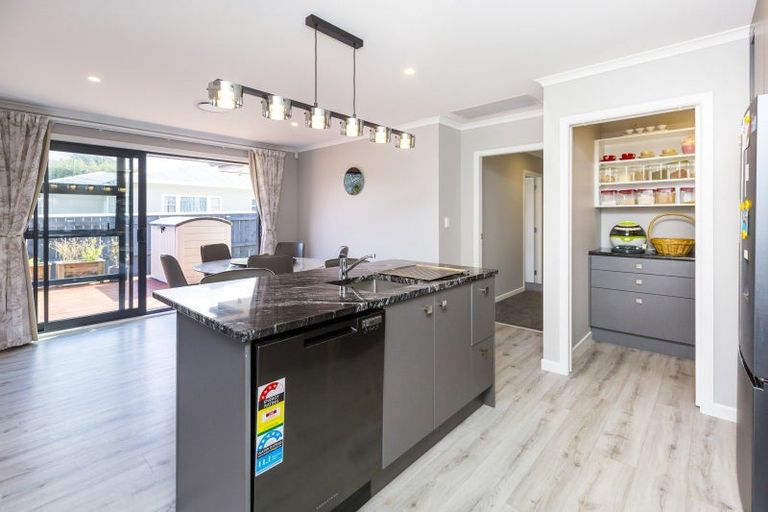 Photo of property in 4a Golders Road, Elderslea, Upper Hutt, 5018