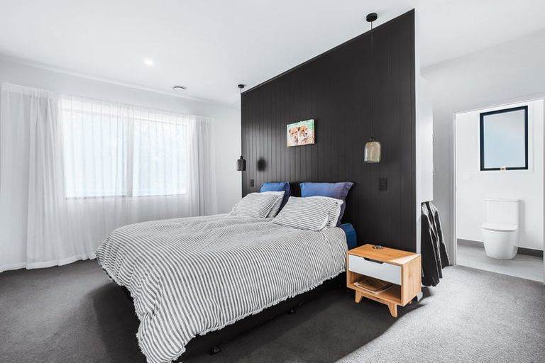 Photo of property in 2 Vickers Way, Acacia Bay, Taupo, 3385