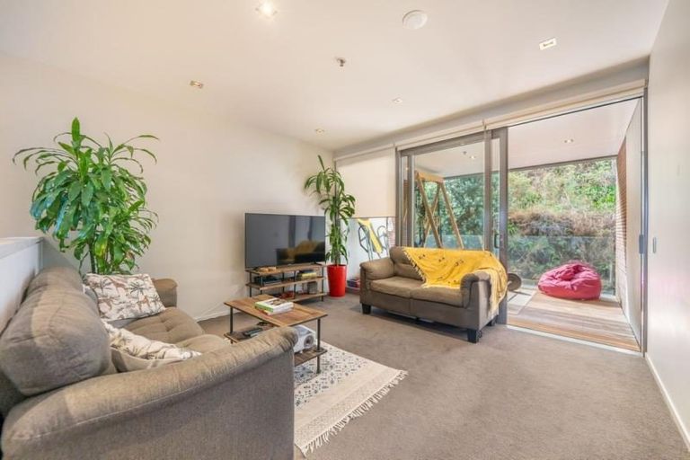 Photo of property in Patent 326 Apartments, 205s/326 Evans Bay Parade, Hataitai, Wellington, 6021