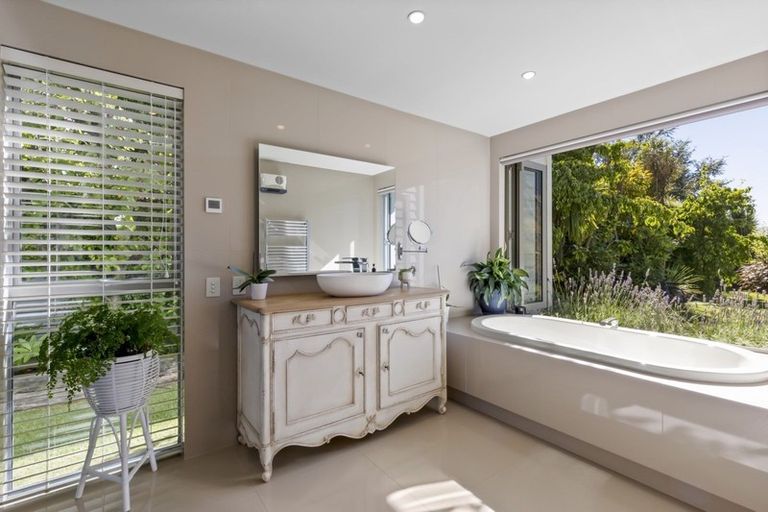 Photo of property in 32 Amber Close, Arthurs Point, Queenstown, 9371