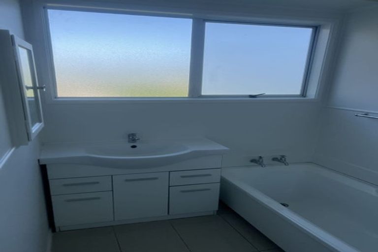 Photo of property in 26 Waimumu Road, Massey, Auckland, 0614