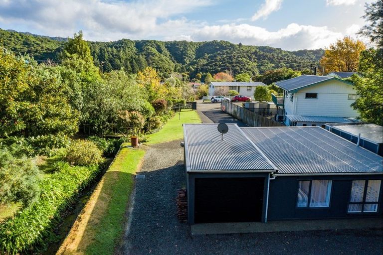 Photo of property in 69 Milton Terrace, Picton, 7220