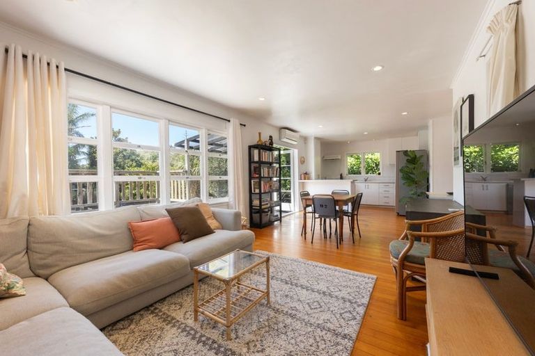 Photo of property in 25 Taipari Road, Te Atatu Peninsula, Auckland, 0610