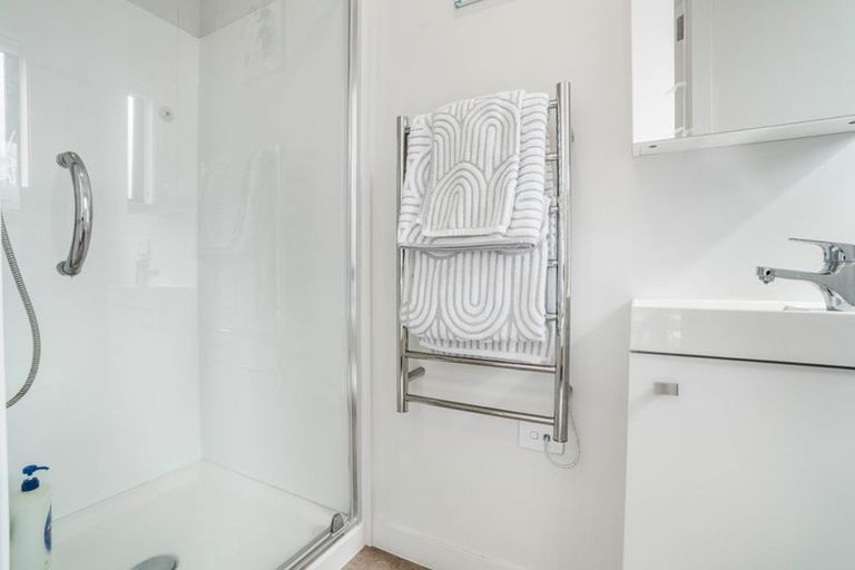 Photo of property in 2/141 Wallace Road, Mangere Bridge, Auckland, 2022