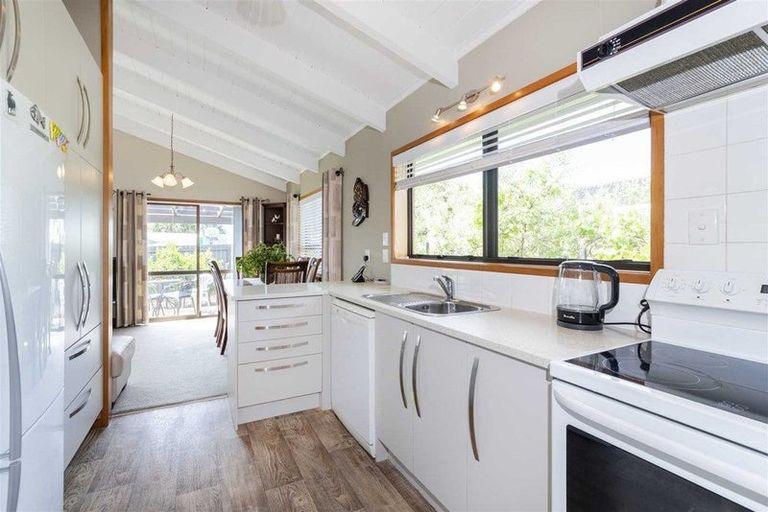 Photo of property in 208 Edmonton Road, Te Atatu South, Auckland, 0610