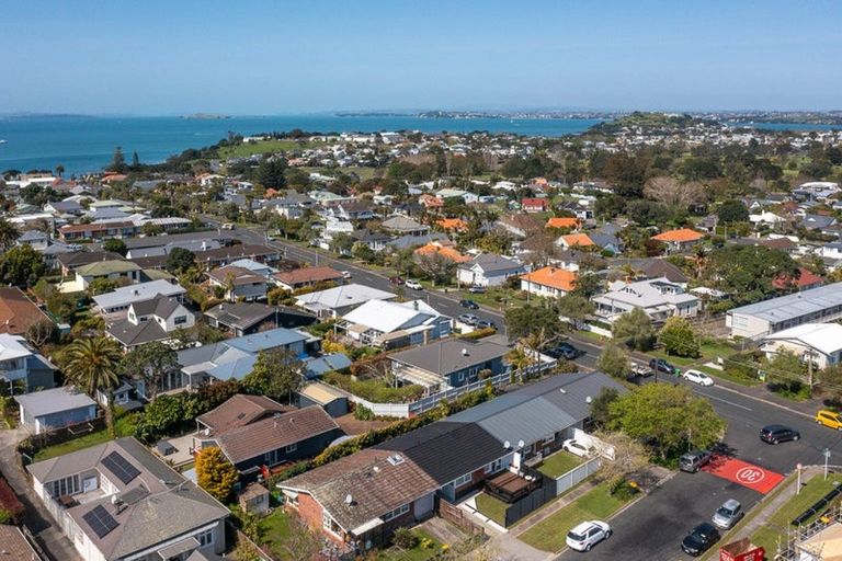 Photo of property in 3/50 Old Lake Road, Narrow Neck, Auckland, 0624