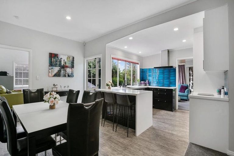 Photo of property in 11 Rifleman Rise, Unsworth Heights, Auckland, 0632