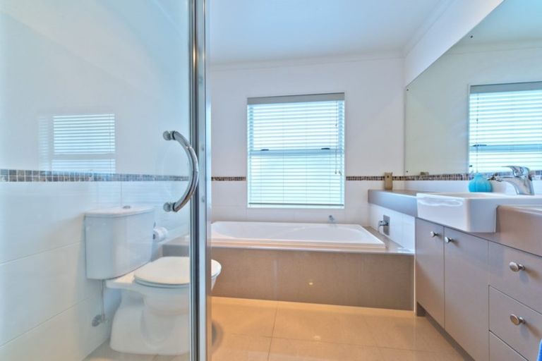 Photo of property in 16 Lake Drive, Karaka, Papakura, 2113