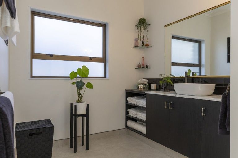 Photo of property in 62 Harvey Street, Waipahihi, Taupo, 3330